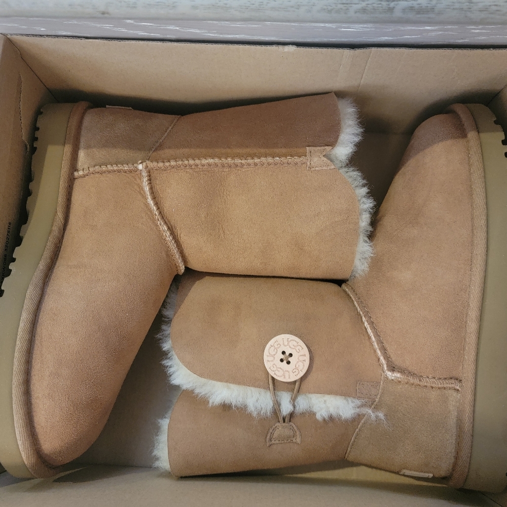 Brand new in box UGG Bailey Button II 1016236 Chestnut sz 6 UK 4 5 EU37 Japan 23